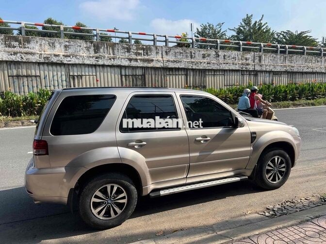 Ford Escape XLS 5 chỗ Tự động, màu hồng phấn