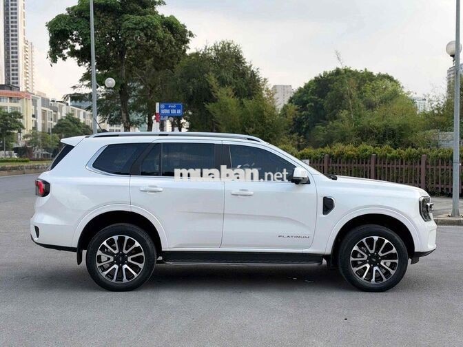 Ford Everest Platinum 2024 2.0L 4x4 AT Trắng
