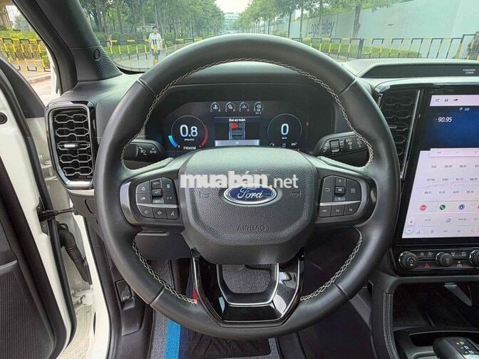 Ford Everest Platinum 2024 2.0L 4x4 AT Trắng