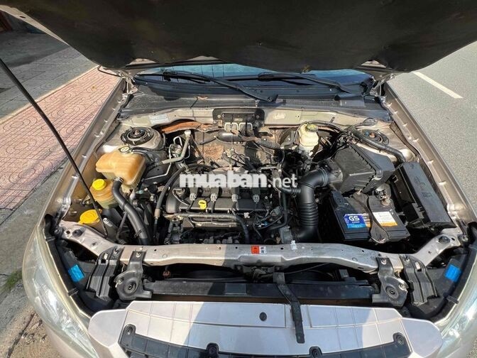 Ford Escape XLS 5 chỗ Tự động, màu hồng phấn