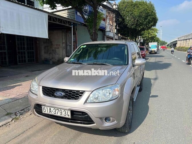 Ford Escape XLS 5 chỗ Tự động, màu hồng phấn