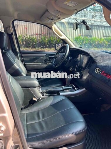 Ford Escape XLS 5 chỗ Tự động, màu hồng phấn