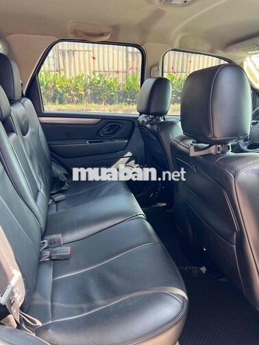 Ford Escape XLS 5 chỗ Tự động, màu hồng phấn