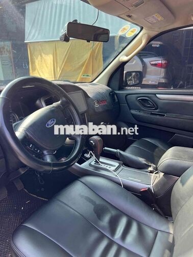 Ford Escape XLS 5 chỗ Tự động, màu hồng phấn