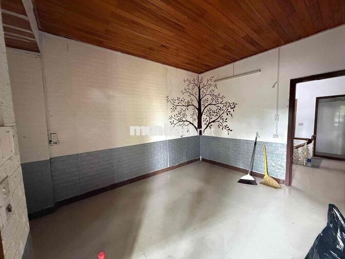 Cho thuê nhà 2 tầng kiệt oto Hoàng Diệu. khu vực sầm uất để kinh doanh