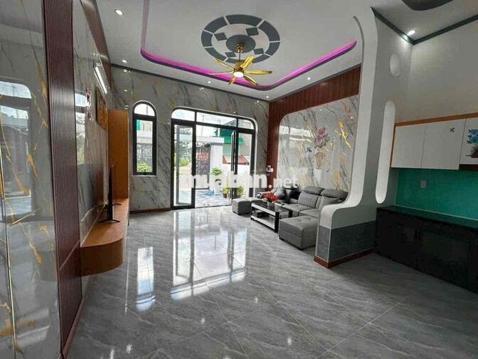 Nhà gần chợ đường xe ô tô vào thoải mái