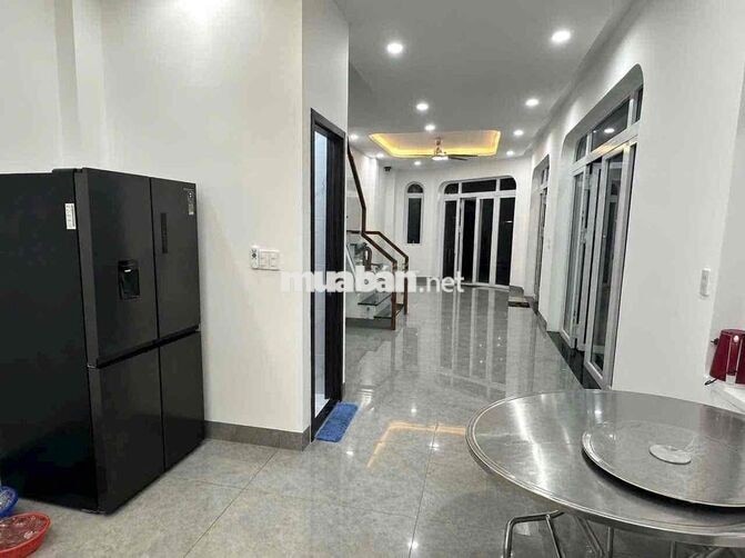 cho thuê nhà sân đậu nhiều oto - Gần hội trường Đông Hoà