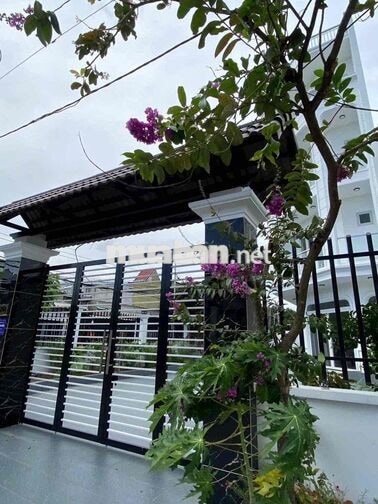 cho thuê nhà sân đậu nhiều oto - Gần hội trường Đông Hoà