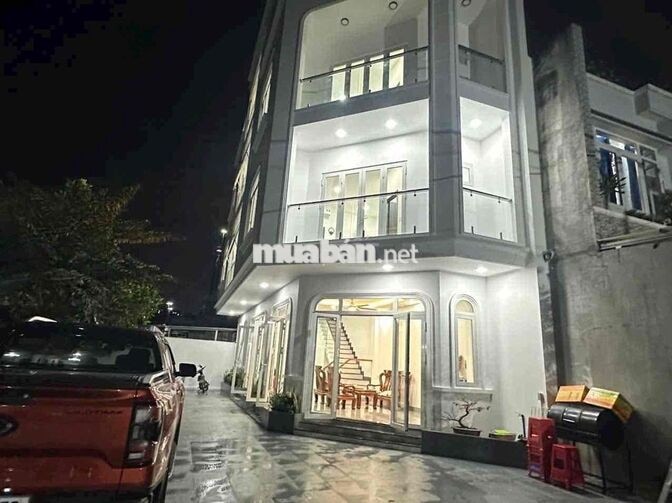cho thuê nhà sân đậu nhiều oto - Gần hội trường Đông Hoà