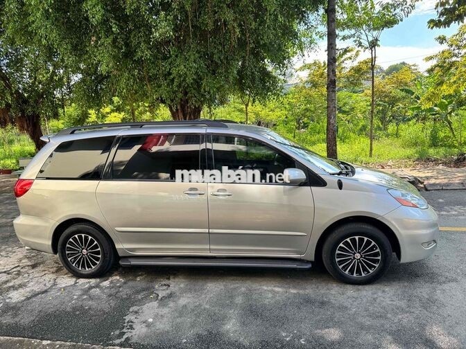 Gia đình cần bán TOYOTA SIENNA 2010 LE