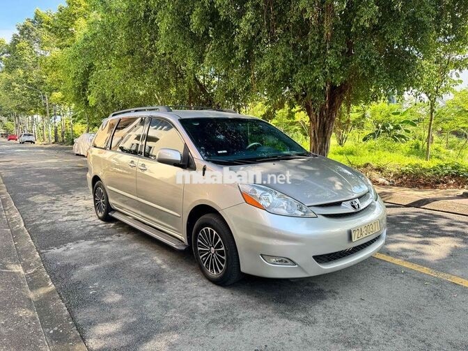 Gia đình cần bán TOYOTA SIENNA 2010 LE