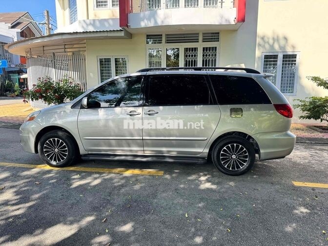 Gia đình cần bán TOYOTA SIENNA 2010 LE