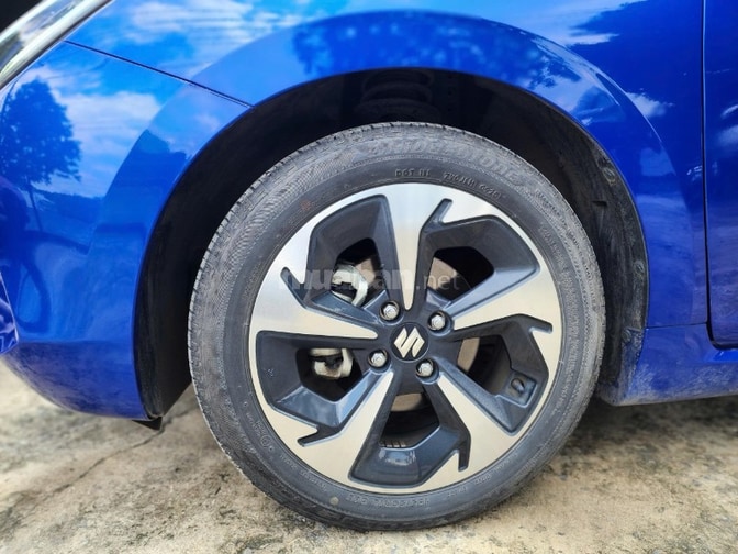 Suzuki Swift GLX Hybrid 2025 màu xanh đen nhập Nhật
