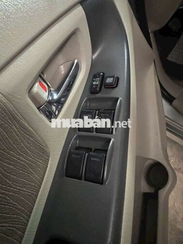 Toyota Innova E 7 chỗ Bạc