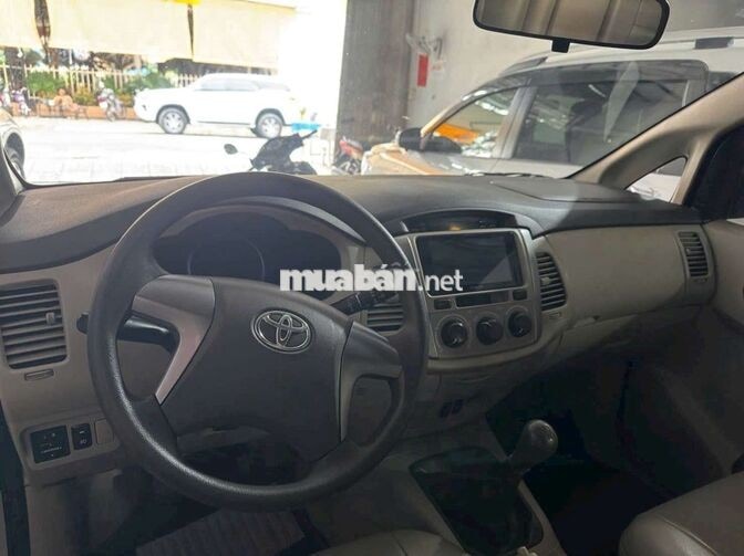 Toyota Innova E 7 chỗ Bạc