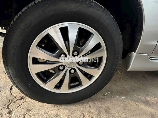 Toyota Innova E 7 chỗ Bạc