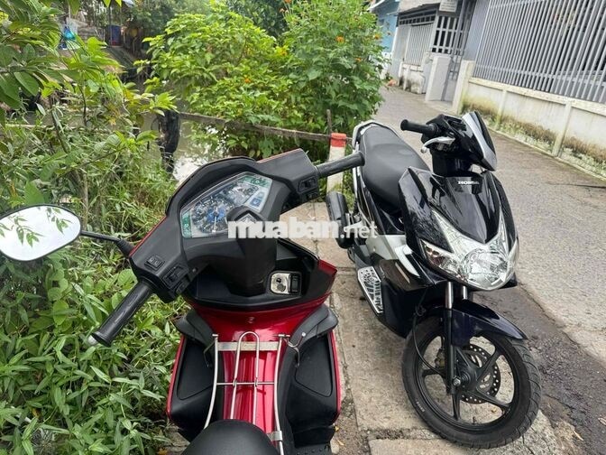2 em  Honda Air Blade 2009 đỏ và đen