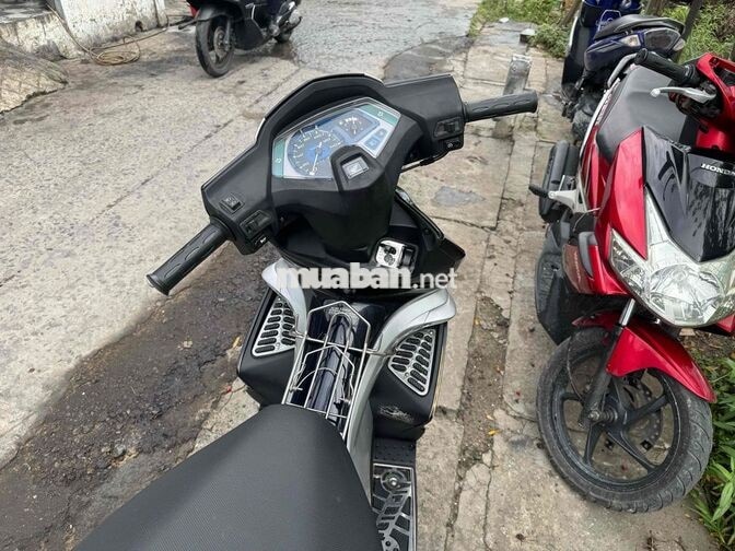 2 em  Honda Air Blade 2009 đỏ và đen