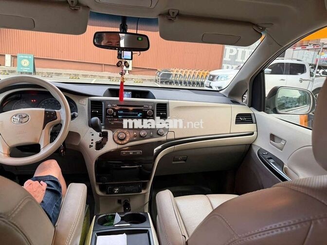 Toyota Sienna 2010 LE Bạc 7 chỗ