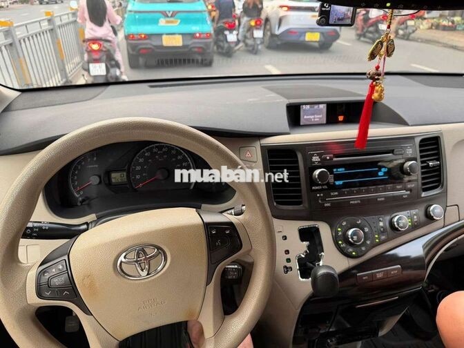 Toyota Sienna 2010 LE Bạc 7 chỗ