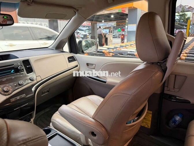 Toyota Sienna 2010 LE Bạc 7 chỗ