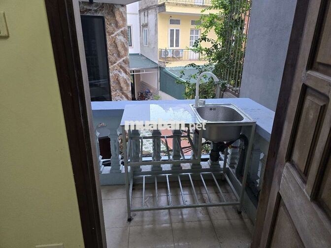 chính chủ cho thuê phòng 18m full nội thất có ban công, sát Hồ Tây