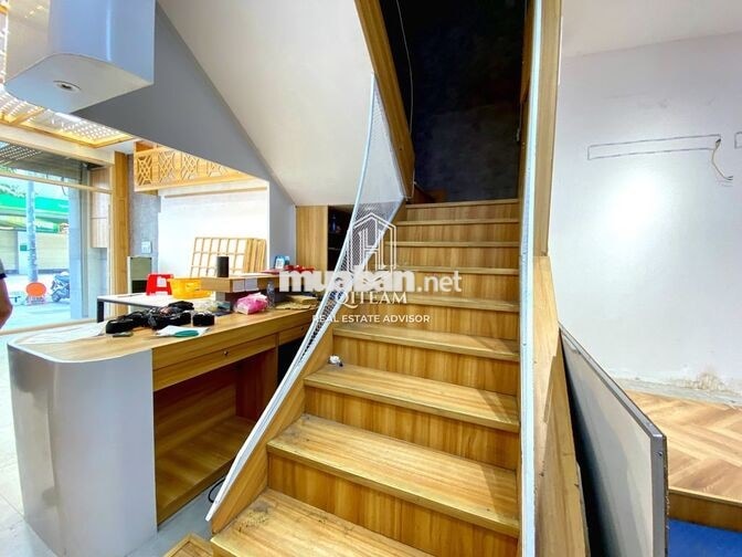 Spa- tiệm tóc 173 Nguyễn Công Trứ, Q1. Dt: 5x20m, Kc: trệt 4 lầu