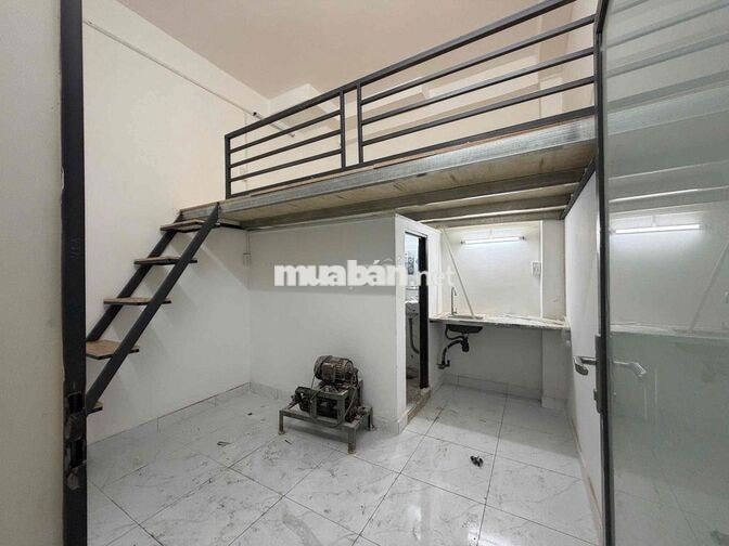 PHÒNG MỚI XÂY GÁC CAO ĐỨNG ĐƯỢC CỬA SỔ TRỜI THOÁNG NGAY KHU TÊN LỬA