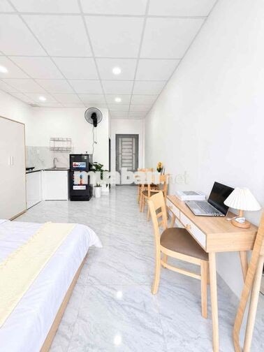 CHO THUÊ CHDV - BAN CÔNG, RỘNG 35m2 NGAY QUANG TRUNG