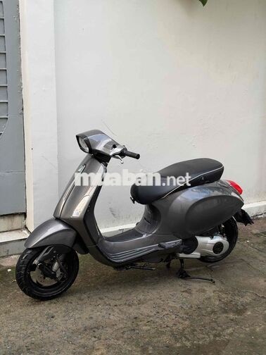 Piaggio Vespa Sprint 125 màu xám chạy chán cần ban