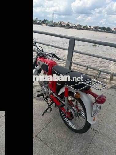 Honda SS50 màu đỏ cũ