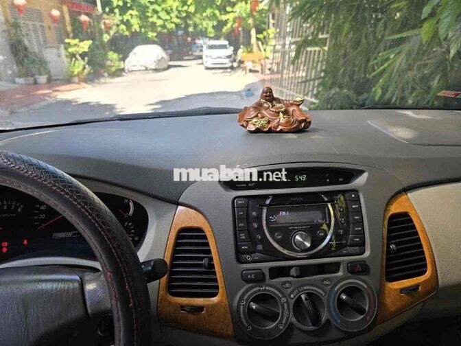 TOYOTA INNOVA 8 CHỖ SỐ TỰ ĐỘNG MÀU BẠC