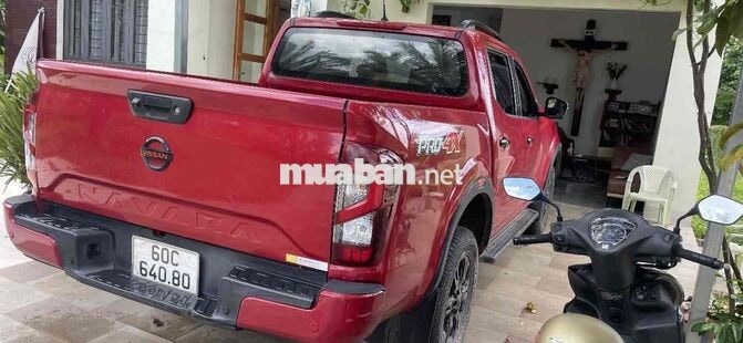 NISSAN NAVARA PRO-4X ĐỎ