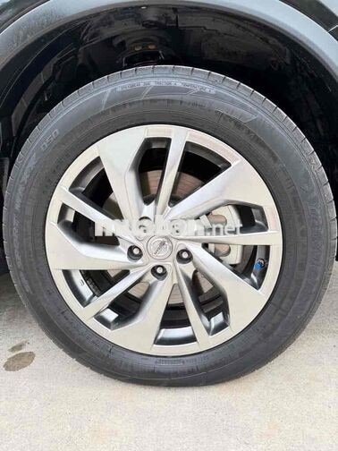 Nissan X-Trail 7 chỗ Xăng Tự động Đen