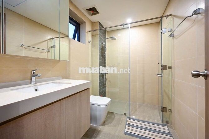 Sang HĐ thuê căn 3 PN Hà Đô Centrosa, tầng cao căn góc full nội thất