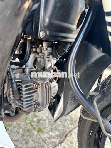 Yamaha Sirius Trắng đen