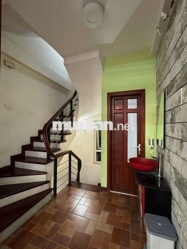 Nhà 5 tầng cho thuê phố Văn Cao 34m², ô tô đỗ cửa, giá 14 triệu/tháng