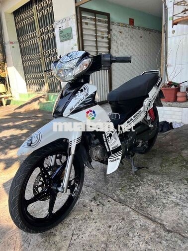 Yamaha Sirius Trắng đen