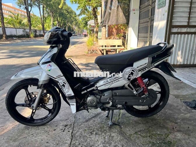 Yamaha Sirius Trắng đen