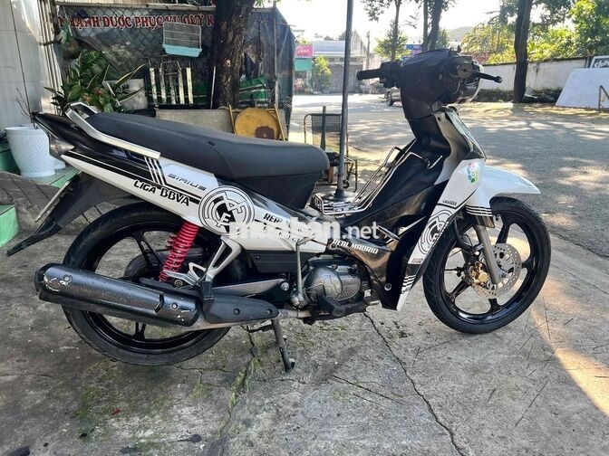 Yamaha Sirius Trắng đen