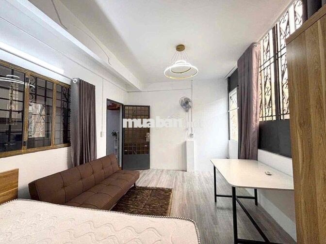 CĂN 1 PHÒNG NGỦ BẾP RIÊNG CỬA SỔ TRỜI 50m2 MGAY CÔNG TRƯỜNG DÂN CHỦ