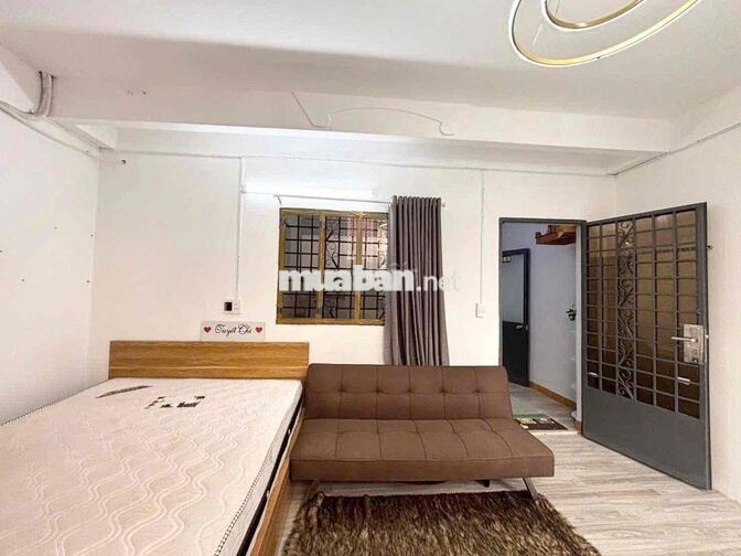 CĂN 1 PHÒNG NGỦ BẾP RIÊNG CỬA SỔ TRỜI 50m2 MGAY CÔNG TRƯỜNG DÂN CHỦ