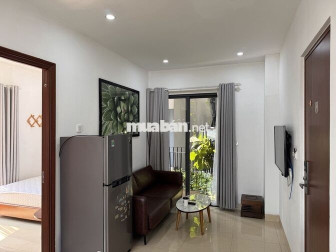 Cho thuê căn hộ 1 phòng ngủ 50m2, ban công lớn, cách biển Mỹ Khê 700m