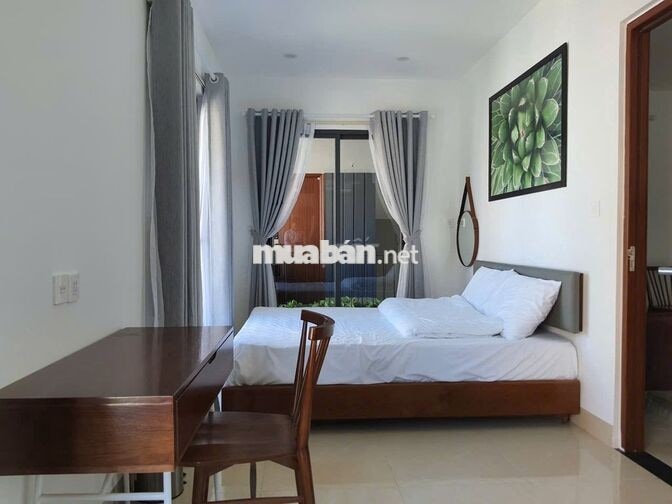 Cho thuê căn hộ 1 phòng ngủ 50m2, ban công lớn, cách biển Mỹ Khê 700m