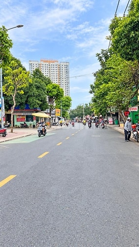 NHÀ 5 X 21M, XÂY 1 TRỆT + 3 LẦU, CẠNH LÊ VĂN THỊNH - BÁN 9.5 TỶ.