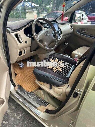 Toyota Innova 7 chỗ số sàn xăng bạc