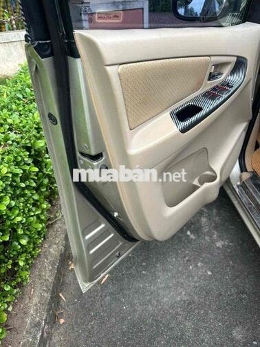 Toyota Innova 7 chỗ số sàn xăng bạc