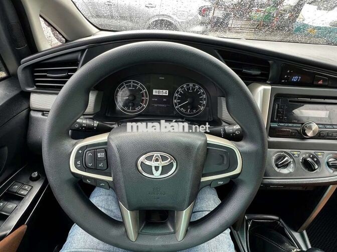 Toyota Innova số sàn Đồng ánh kim