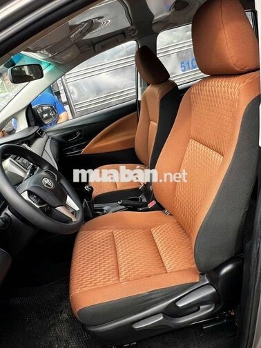 Toyota Innova số sàn Đồng ánh kim