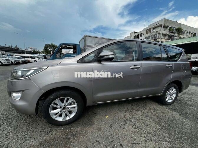 Toyota Innova số sàn Đồng ánh kim